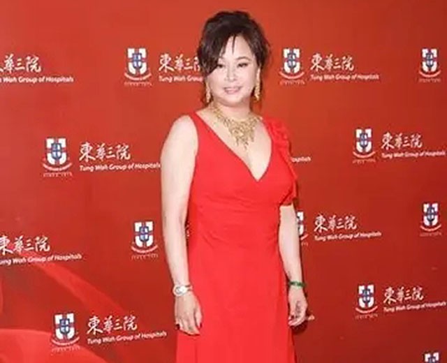 澳门赌王何鸿燊简介(何鸿燊:不想一辈子当和尚,迎娶14岁的二太蓝琼缨)