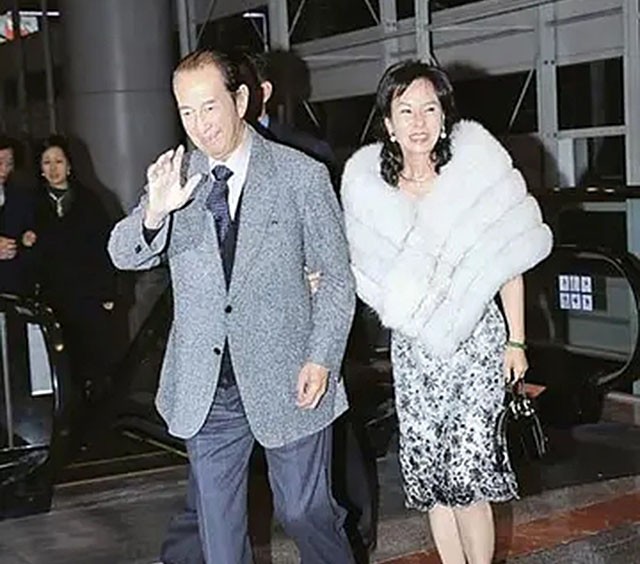 澳门赌王何鸿燊简介(何鸿燊:不想一辈子当和尚,迎娶14岁的二太蓝琼缨)