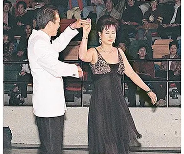 澳门赌王何鸿燊简介(何鸿燊:不想一辈子当和尚,迎娶14岁的二太蓝琼缨)