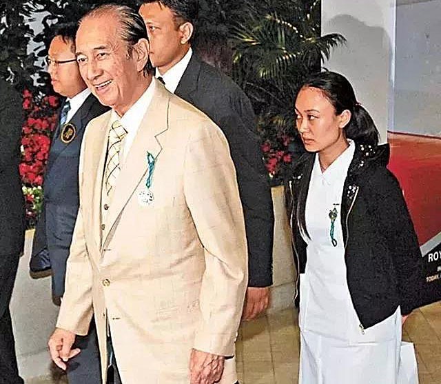 澳门赌王何鸿燊简介(何鸿燊:不想一辈子当和尚,迎娶14岁的二太蓝琼缨)