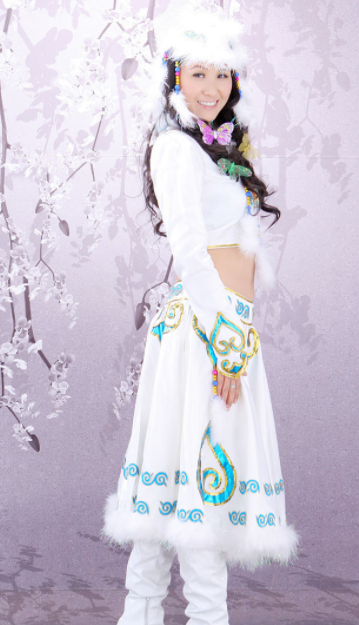 乌兰托娅简介(“草原歌后”乌兰托娅:夺回了《套马杆》,父亲却再也听不到)