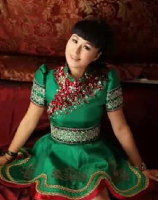 乌兰托娅简介(“草原歌后”乌兰托娅:夺回了《套马杆》,父亲却再也听不到)