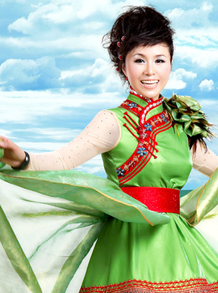 乌兰托娅简介(“草原歌后”乌兰托娅:夺回了《套马杆》,父亲却再也听不到)