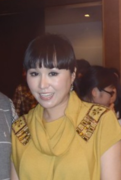 乌兰托娅简介(“草原歌后”乌兰托娅:夺回了《套马杆》,父亲却再也听不到)