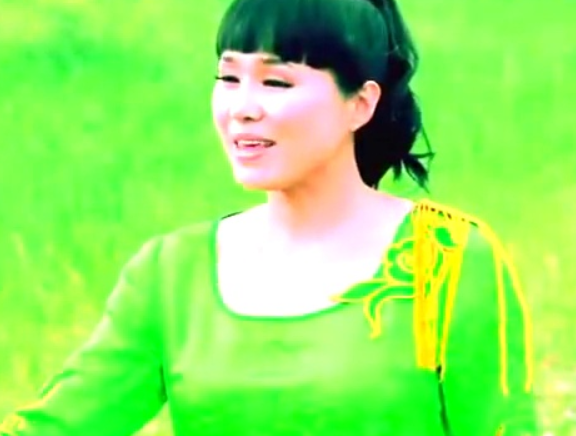 乌兰托娅简介(“草原歌后”乌兰托娅:夺回了《套马杆》,父亲却再也听不到)