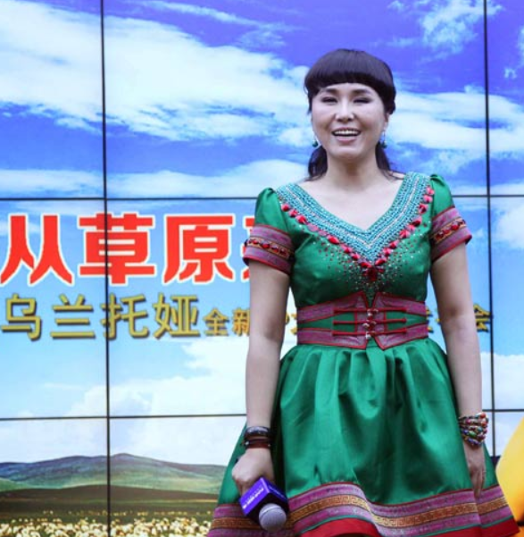 乌兰托娅简介(“草原歌后”乌兰托娅:夺回了《套马杆》,父亲却再也听不到)