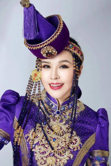 乌兰托娅简介(“草原歌后”乌兰托娅:夺回了《套马杆》,父亲却再也听不到)