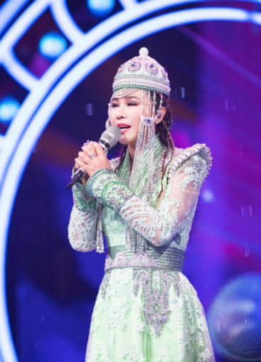 乌兰托娅简介(“草原歌后”乌兰托娅:夺回了《套马杆》,父亲却再也听不到)