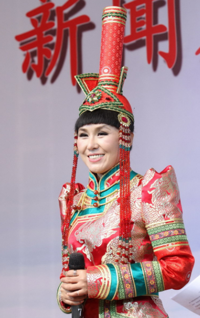 乌兰托娅简介(“草原歌后”乌兰托娅:夺回了《套马杆》,父亲却再也听不到)