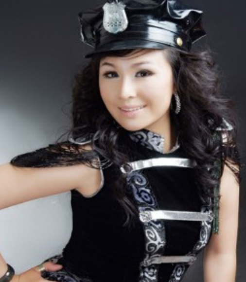 乌兰托娅简介(“草原歌后”乌兰托娅:夺回了《套马杆》,父亲却再也听不到)