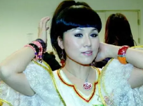 乌兰托娅简介(“草原歌后”乌兰托娅:夺回了《套马杆》,父亲却再也听不到)