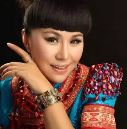 乌兰托娅简介(“草原歌后”乌兰托娅:夺回了《套马杆》,父亲却再也听不到)