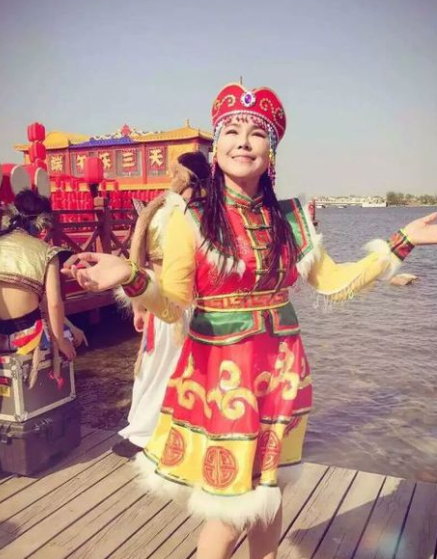 乌兰托娅简介(“草原歌后”乌兰托娅:夺回了《套马杆》,父亲却再也听不到)