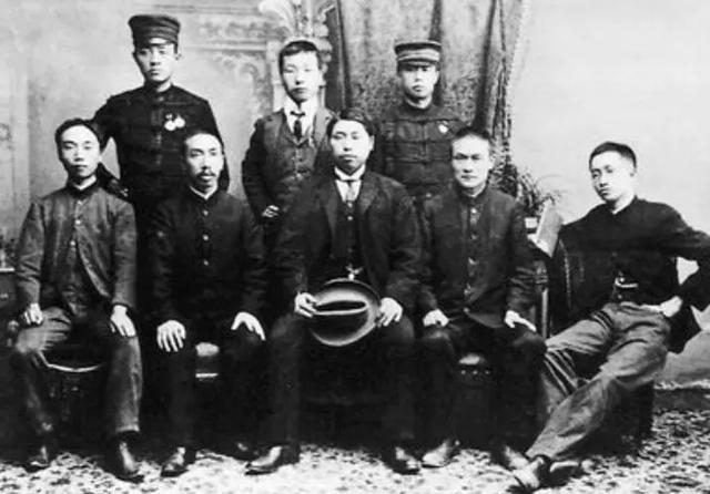 陈天华简介(爱国志士陈天华,因何被誉为唤醒睡狮的人)