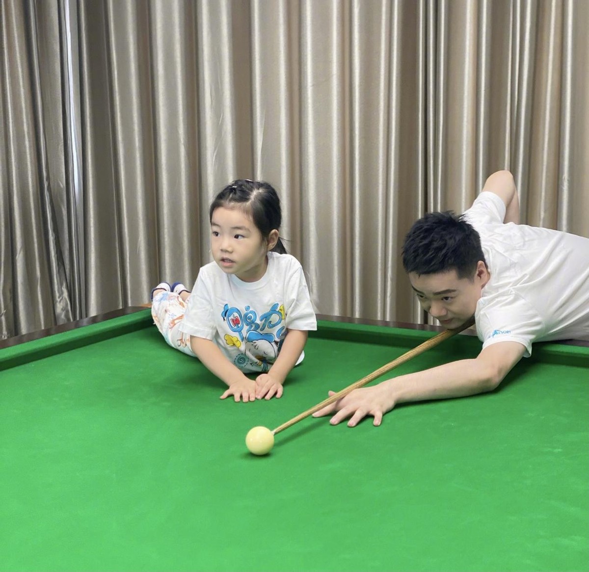 35岁丁俊晖简介(女儿3岁单眼皮可爱,老婆富二代做家庭主妇)