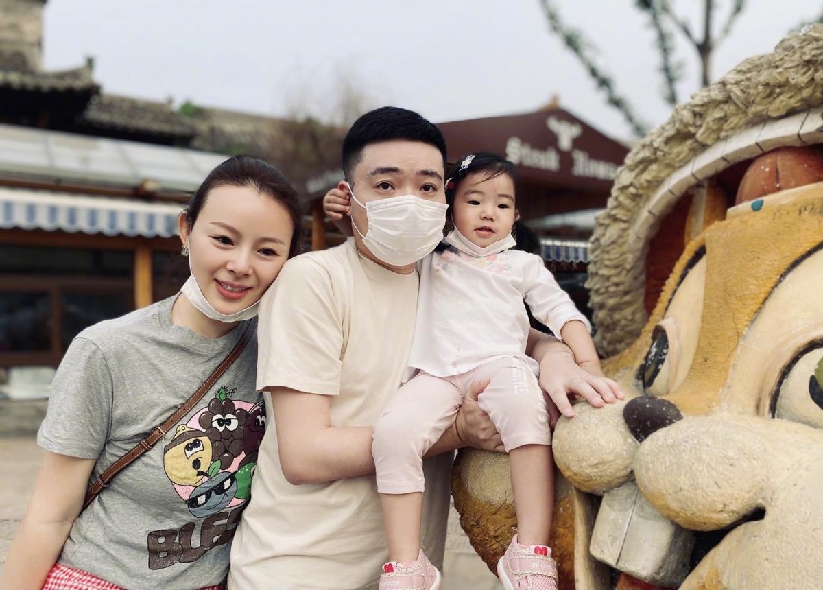 35岁丁俊晖简介(女儿3岁单眼皮可爱,老婆富二代做家庭主妇)