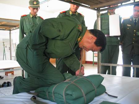 丁晓兵简介(全军唯一用左手敬礼的将军,割断自己伤臂,押回越军俘虏)