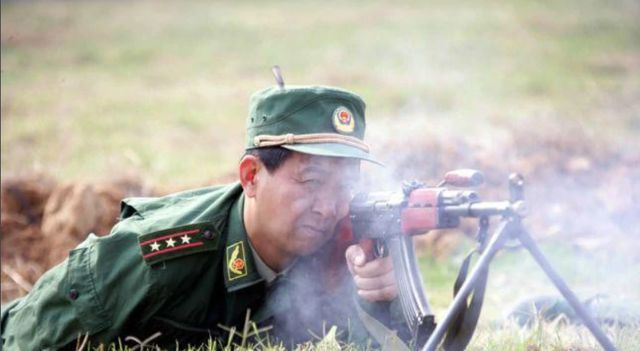 丁晓兵简介(全军唯一用左手敬礼的将军,割断自己伤臂,押回越军俘虏)