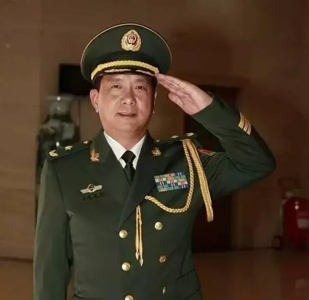 丁晓兵简介(全军唯一用左手敬礼的将军,割断自己伤臂,押回越军俘虏)