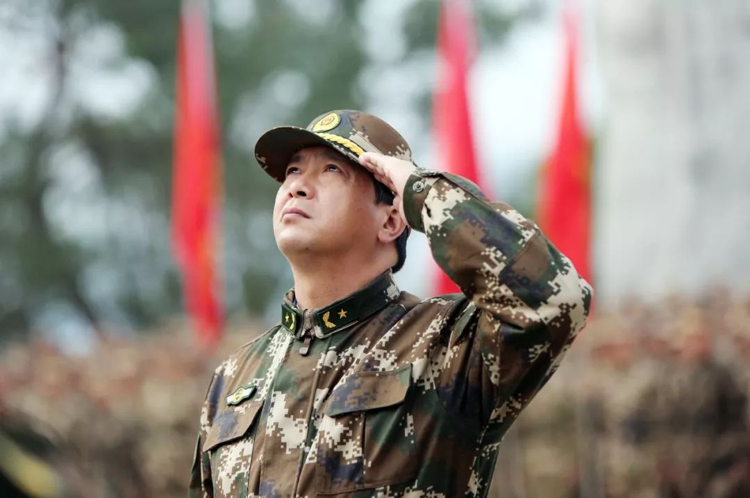 丁晓兵简介(全军唯一用左手敬礼的将军,割断自己伤臂,押回越军俘虏)