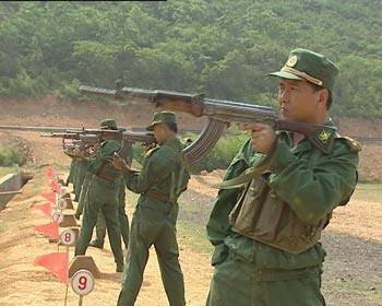 丁晓兵简介(全军唯一用左手敬礼的将军,割断自己伤臂,押回越军俘虏)