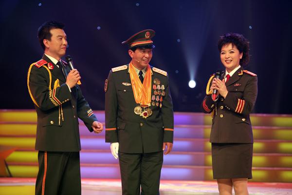 丁晓兵简介(全军唯一用左手敬礼的将军,割断自己伤臂,押回越军俘虏)