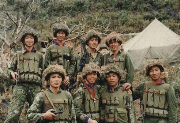 丁晓兵简介(全军唯一用左手敬礼的将军,割断自己伤臂,押回越军俘虏)