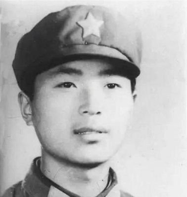 丁晓兵简介(全军唯一用左手敬礼的将军,割断自己伤臂,押回越军俘虏)