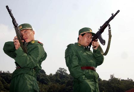 丁晓兵简介(全军唯一用左手敬礼的将军,割断自己伤臂,押回越军俘虏)