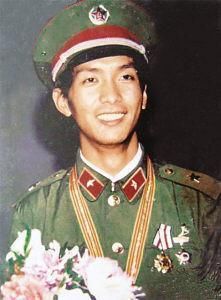 丁晓兵简介(全军唯一用左手敬礼的将军,割断自己伤臂,押回越军俘虏)