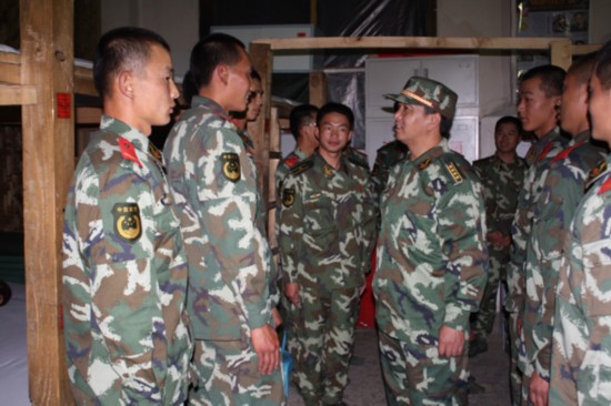 丁晓兵简介(全军唯一用左手敬礼的将军,割断自己伤臂,押回越军俘虏)