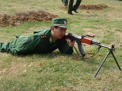 丁晓兵简介(全军唯一用左手敬礼的将军,割断自己伤臂,押回越军俘虏)