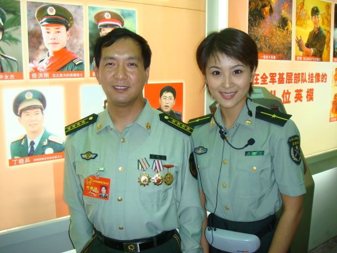 丁晓兵简介(全军唯一用左手敬礼的将军,割断自己伤臂,押回越军俘虏)