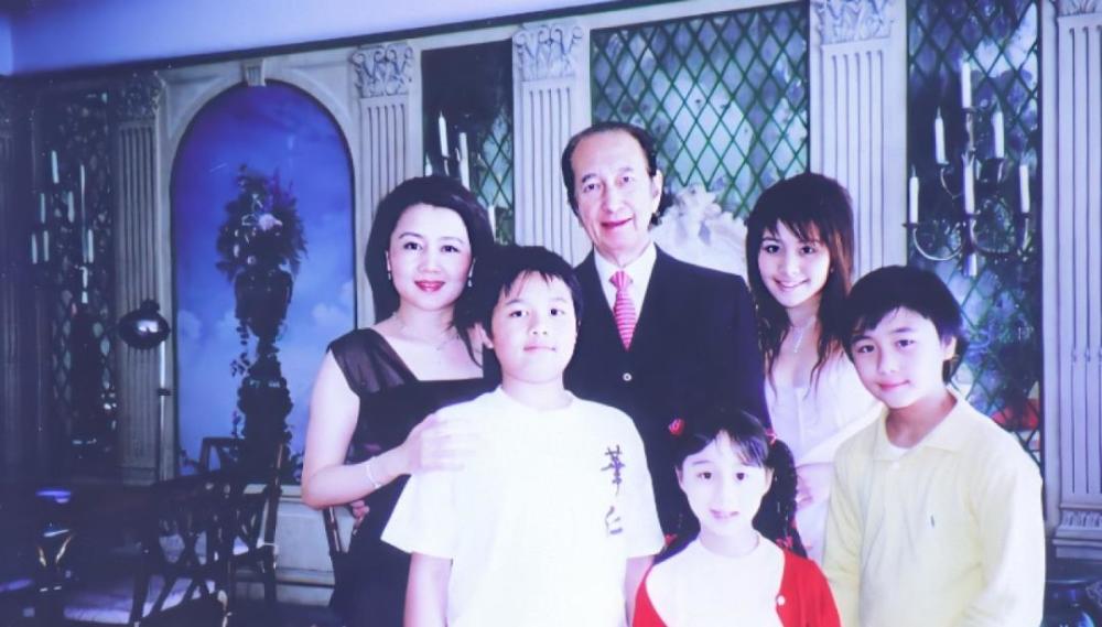 赌王四太梁安琪简介(打工妹逆袭赌王四太,怒砸5亿购豪宅,却没有奚梦瑶的名)