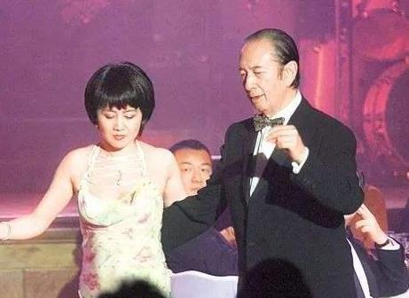 赌王四太梁安琪简介(打工妹逆袭赌王四太,怒砸5亿购豪宅,却没有奚梦瑶的名)