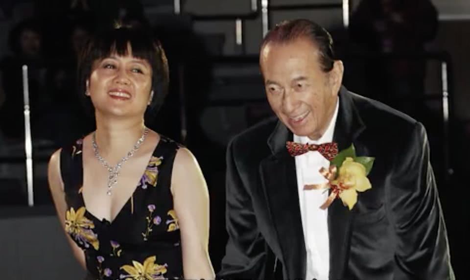 赌王四太梁安琪简介(打工妹逆袭赌王四太,怒砸5亿购豪宅,却没有奚梦瑶的名)