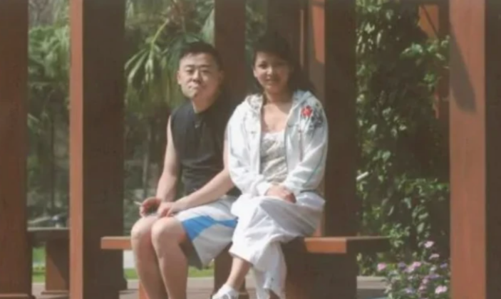 胡洁简介(温州女富豪胡洁:前夫贪污入狱16年,二婚嫁周立波,送百万保时捷)