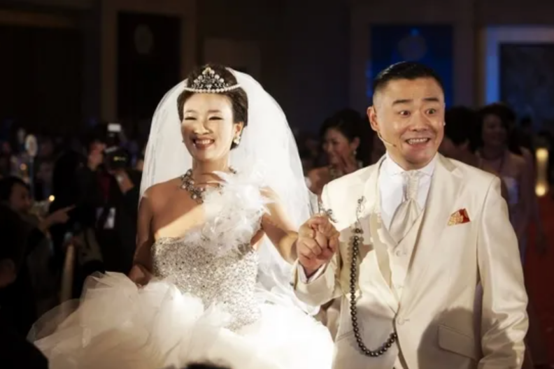 胡洁简介(温州女富豪胡洁:前夫贪污入狱16年,二婚嫁周立波,送百万保时捷)