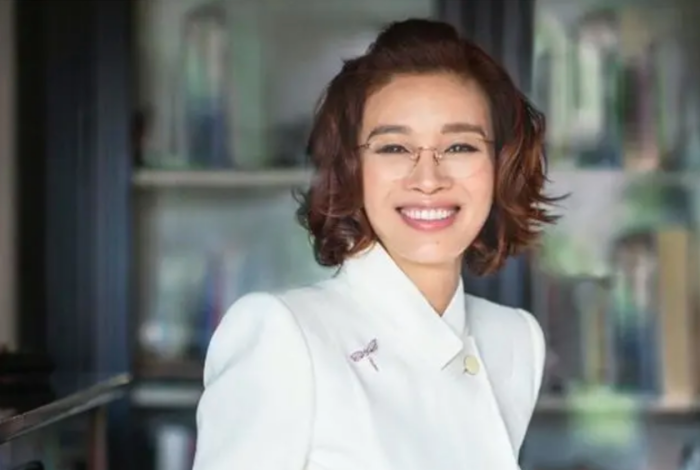 胡洁简介(温州女富豪胡洁:前夫贪污入狱16年,二婚嫁周立波,送百万保时捷)