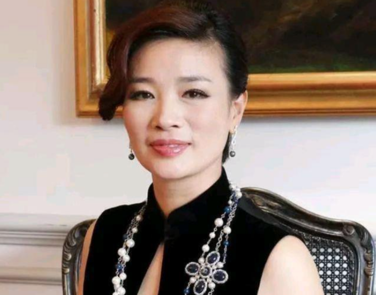 胡洁简介(温州女富豪胡洁:前夫贪污入狱16年,二婚嫁周立波,送百万保时捷)