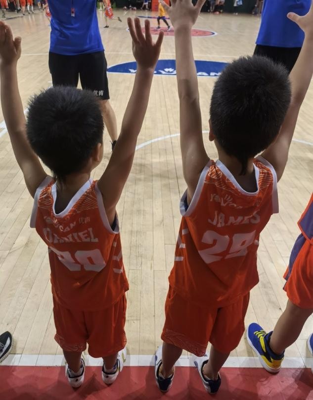 李思思的老公资料简介照片（身形干瘦皮肤黝黑，在篮球场上兴奋助威）