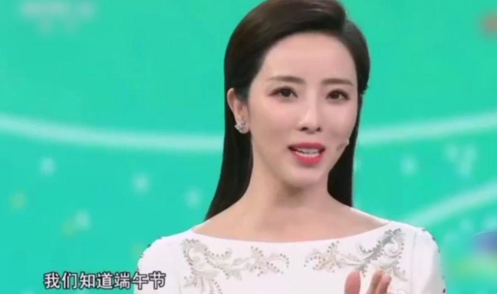 李思思的老公资料简介照片（身形干瘦皮肤黝黑，在篮球场上兴奋助威）