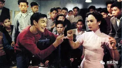 一代功夫巨星李小龙简介（你所不知道的李小龙！）