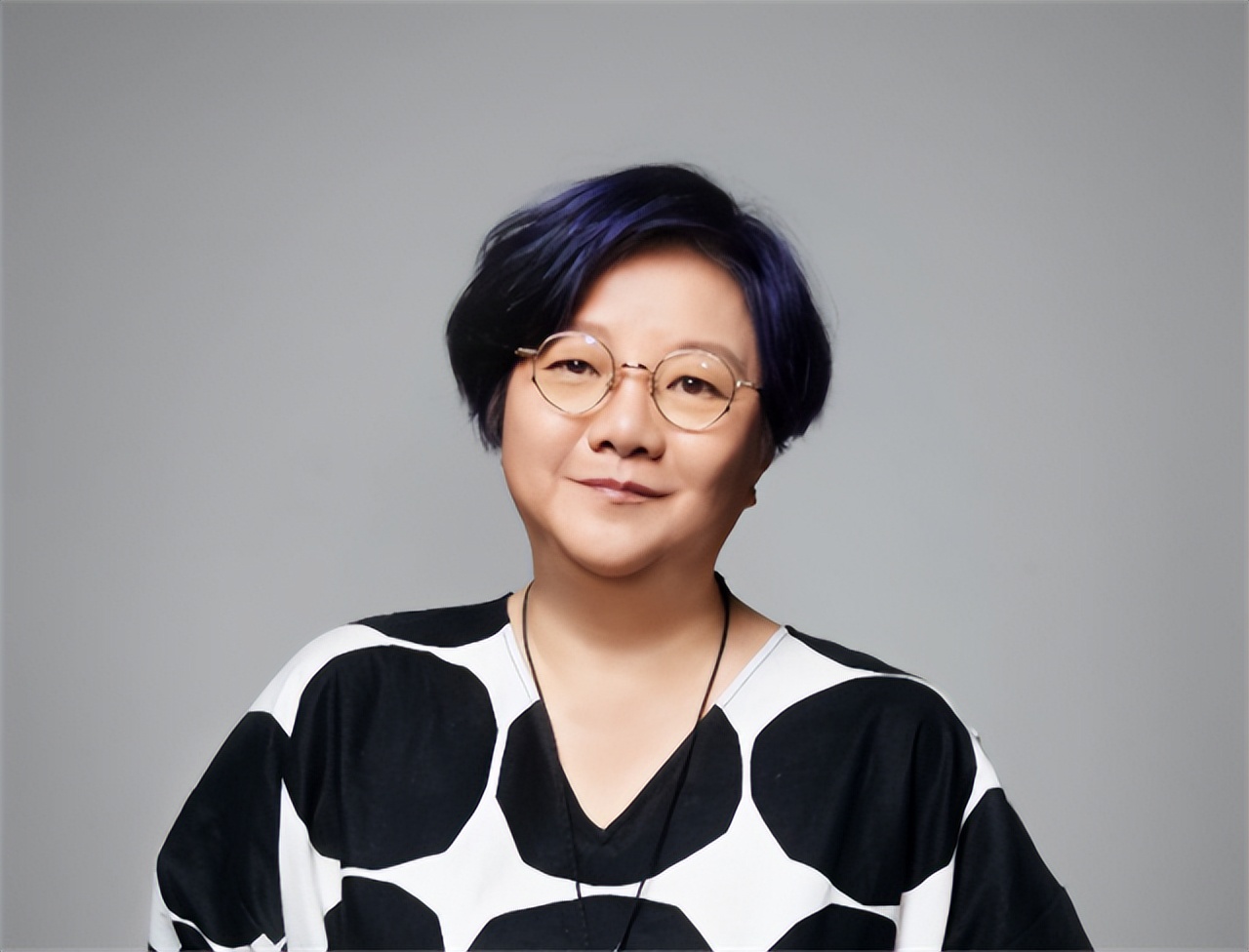 名门痞女洪晃简介（28岁嫁陈凯歌，4婚3离后终获幸福）