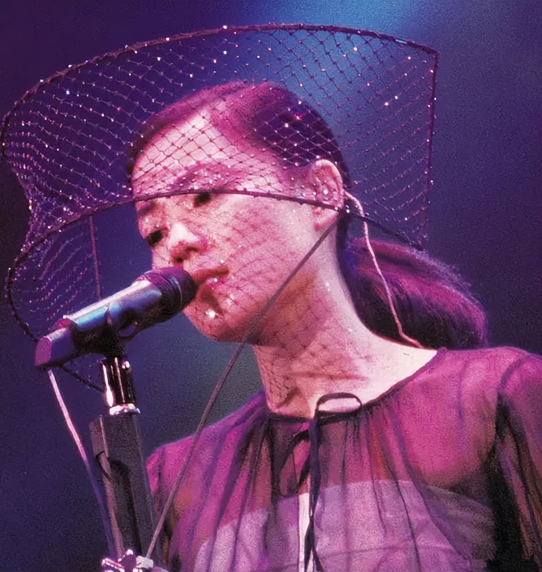 “天后”王菲简介（红了三十年的歌坛传奇，和谢霆锋有情人终成眷属）