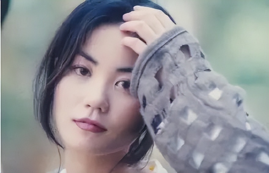 “天后”王菲简介（红了三十年的歌坛传奇，和谢霆锋有情人终成眷属）