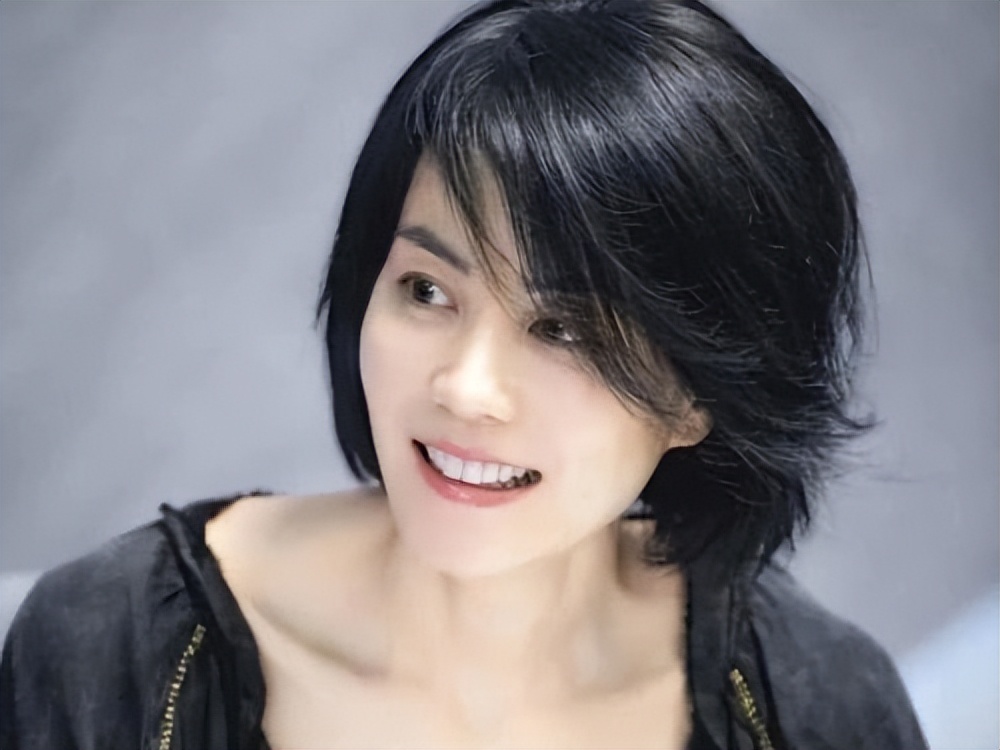 “天后”王菲简介（红了三十年的歌坛传奇，和谢霆锋有情人终成眷属）