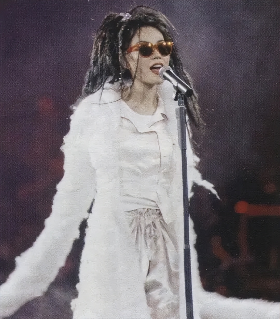 “天后”王菲简介（红了三十年的歌坛传奇，和谢霆锋有情人终成眷属）