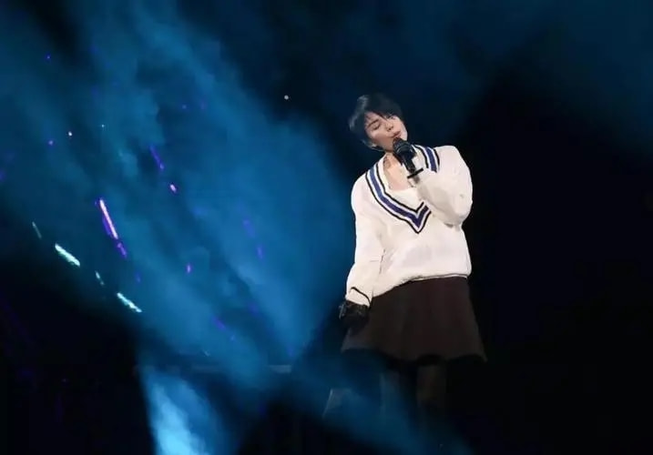 “天后”王菲简介（红了三十年的歌坛传奇，和谢霆锋有情人终成眷属）