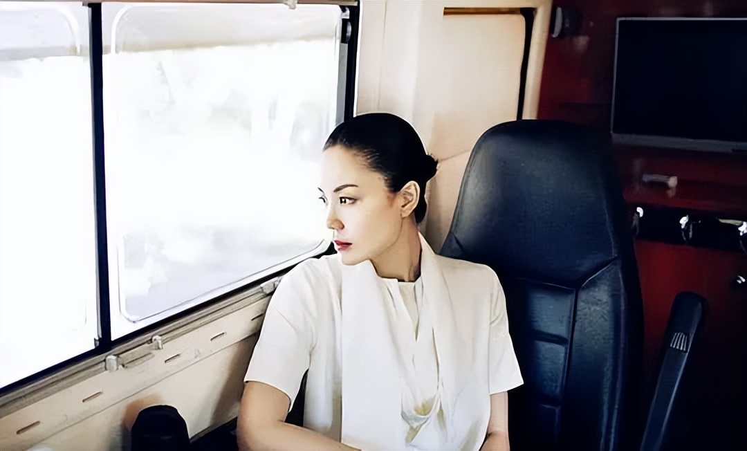 “天后”王菲简介（红了三十年的歌坛传奇，和谢霆锋有情人终成眷属）